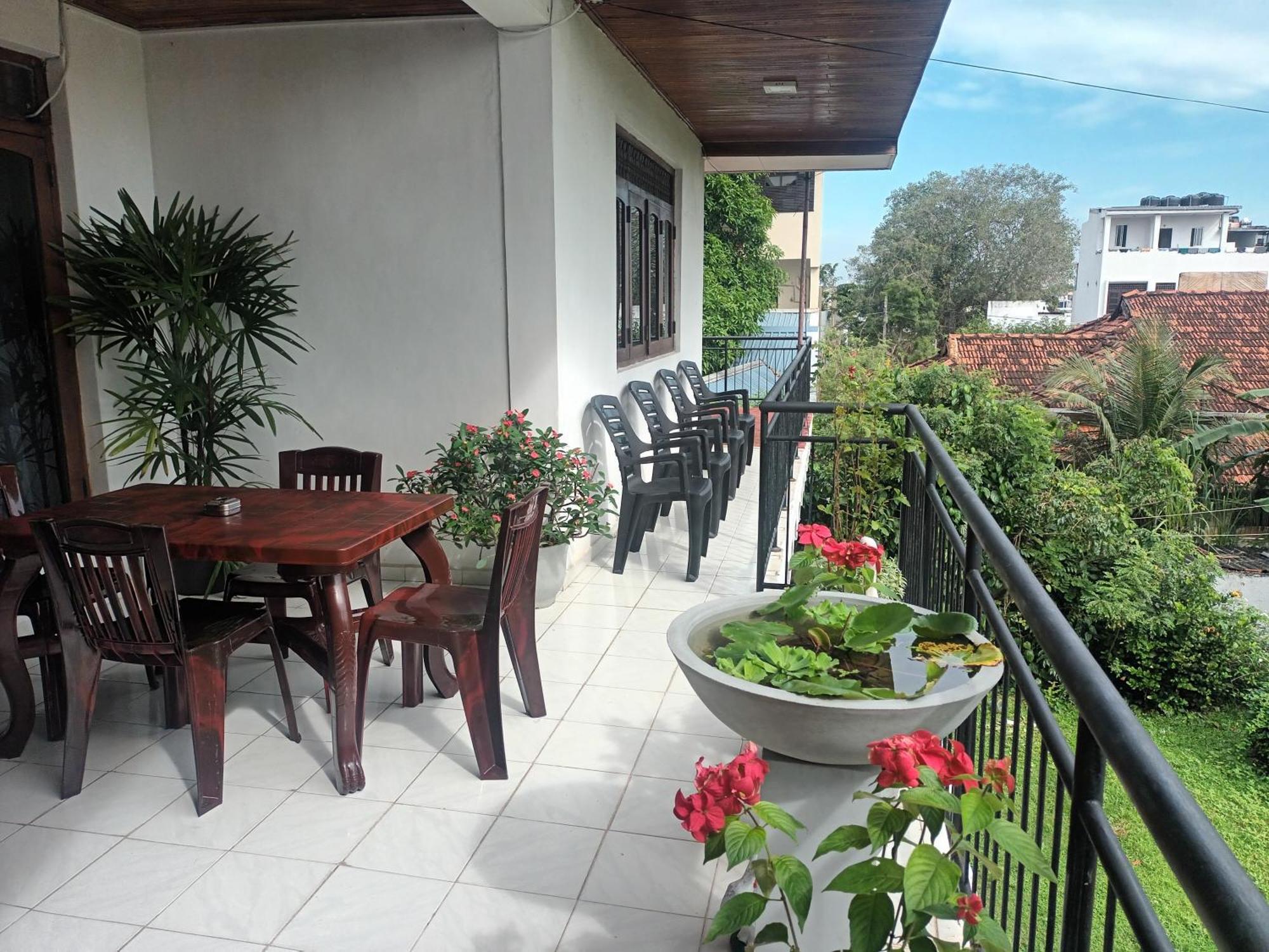 Lovely Flowers In Mount Lavinia Dehiwala-Mont Lavinia Extérieur photo